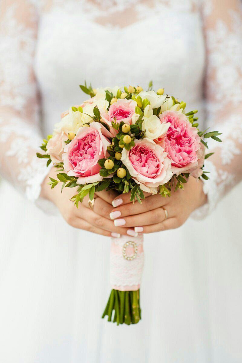 букет невесты из роз Дэвид Остин и фрезии