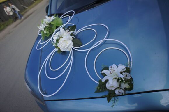 Оформление (украшение) свадебной машины цветами