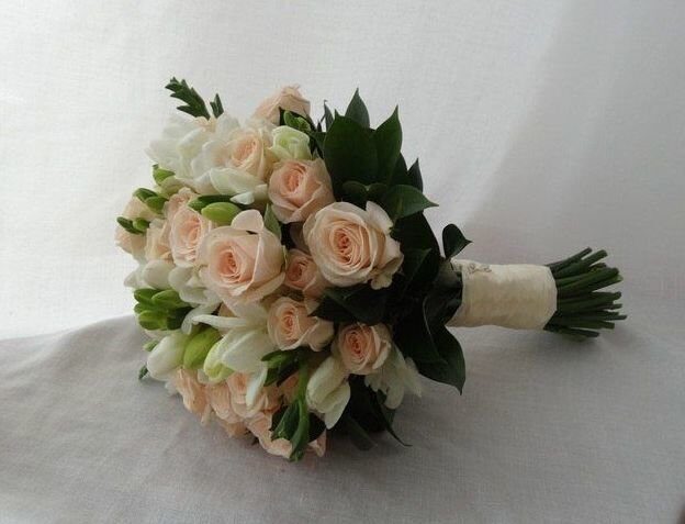 букет невесты розы яна и белая фрезия